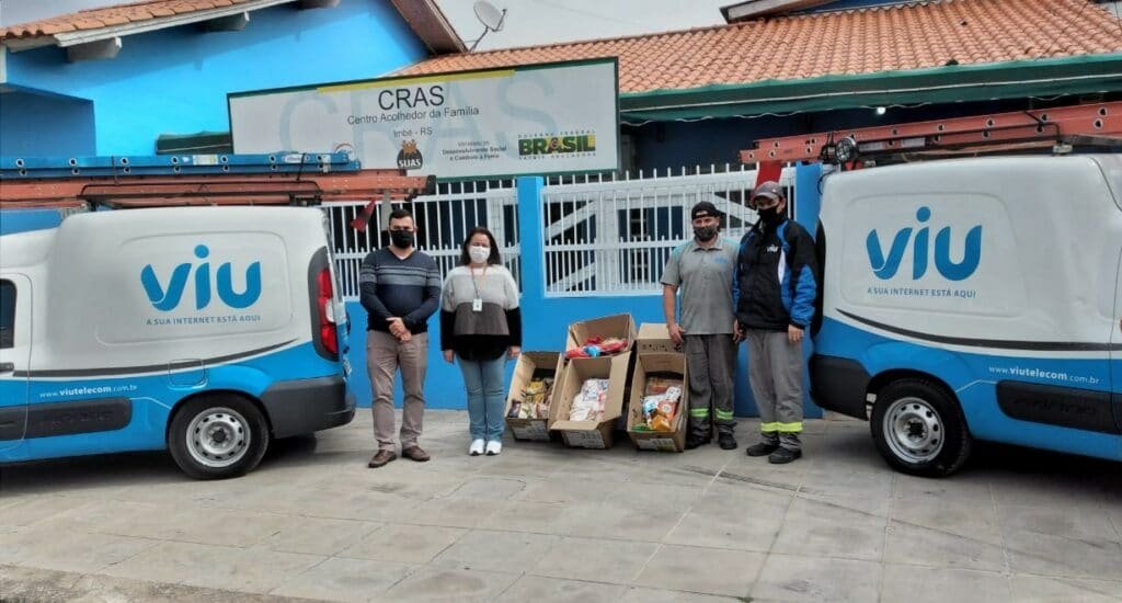 Instalação Solidária: Equipe da Viu fazendo a entrega dos alimentos